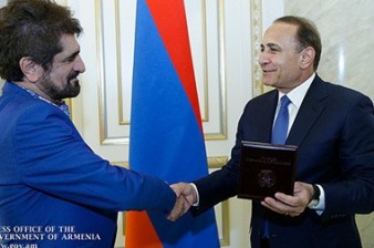 Премьер-министр Армении наградил певца Арутюна Памбукчяна памятной медалью