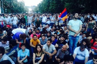 Участники акции протеста в Ереване устроили сидячий пикет на улице Баграмяна