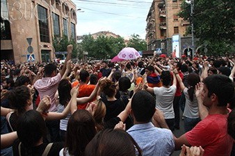 Двое в Ереване объявили голодовку на проспекте в Баграмяна