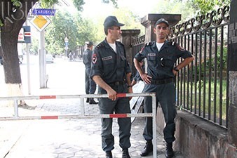 Полиция Армении задержала на проспекте Баграмяна гражданина с кастетом