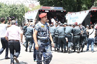 Բաղրամյանից Ոստիկանության բաժիններ է տարվել 46 քաղաքացի