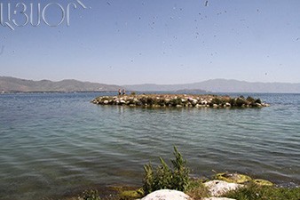 Эколог: Озеро Севан превратилось в общеармянскую свалку