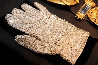 Перчатка Майкла Джексона продана на аукционе в США почти за $65 тысяч
