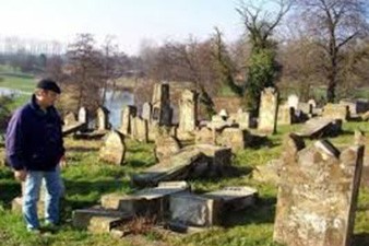 Неизвестные осквернили около 40 христианских могил во Франции