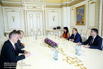 Премьер-министр Армении попрощался с послом Беларуси Степаном Сухоренко