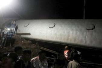 Число жертв крушения поезда в Индии выросло до 24