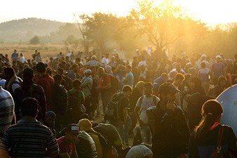 Сотни мигрантов и беженцев хлынули в Македонию из Греции