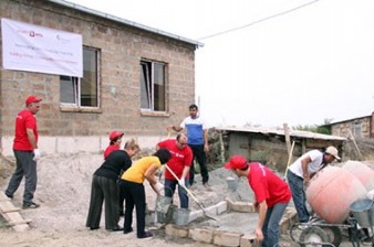 ՎիվաՍել-ՄՏՍ-ի և «Ֆուլեր Տնաշինական Կենտրոնի» աշխատակիցները  մասնակցել են Հայրապետյանների կիսակառույց տան շինարարությանը