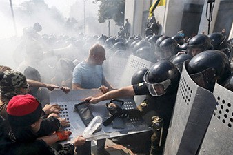 Начальник милиции Киева сообщает о ранении порядка 100 сотрудников правоохранительных органов у здания Рады