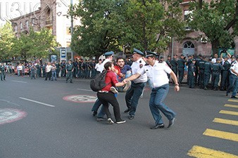 Ոստիկանները բերման ենթարկեցին 5 ակտիվիստի, այդ թվում՝ Մաքսիմ Սարգսյանին