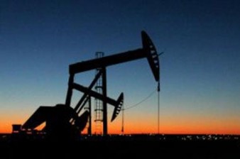 Цены на нефть возобновили снижение после роста в среду