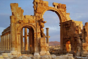 Боевики ИГ взорвали античную Триумфальную арку в Пальмире