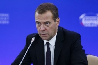 Медведев разрешил уничтожать нелегальный алкоголь