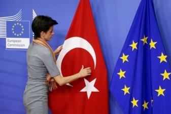 ЕС может отменить визы туркам в обмен на помощь с мигрантами – СМИ