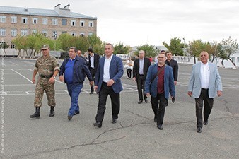 Армянские парламентарии побывали в воинских частях