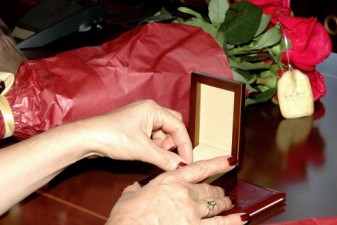 «Грапарак»: Начальник управления по образованию наградил медалью свою супругу
