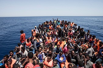 ЕС начал операцию по перехвату мигрантов в Средиземном море