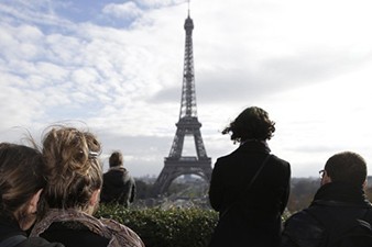 Франция продлила запрет на проведение массовых мероприятий в Париже