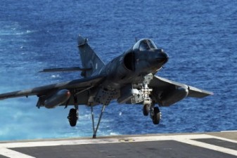 Франция нанесла авиаудары по позициям ИГ в Сирии с авианосца "Шарль де Голль"