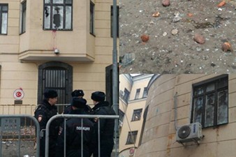 Посольство Турции в Москве закидали камнями и бутылками