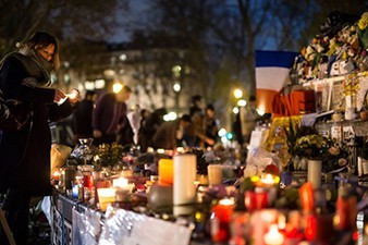 В Париже проходит церемония в память о жертвах терактов