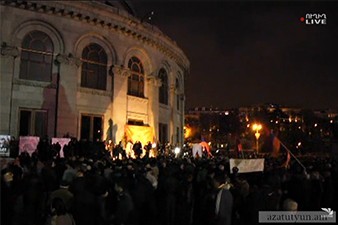 В Ереване проходит митинг: один человек подвергнут приводу