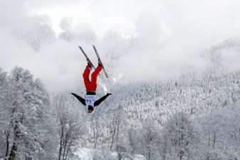 Российский фристайлист Медулич победил в лыжной акробатике на этапе КМ в США