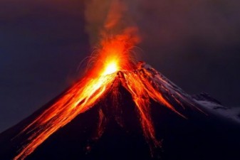 Вулкан Карымский на Камчатке третий раз за неделю выбросил пепел на 4,5 км
