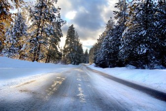 Из-за обильного снегопада на территории Армении ряд дорог труднопроходимы