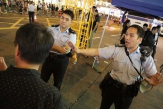 В Гонконге полиция разогнала торговцев дубинками и газом