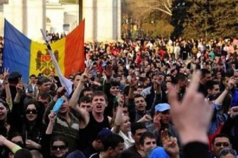 В Молдавии около 2 тысяч человек пикетируют здание правительства
