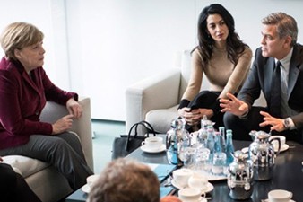 Клуни обсудил с Меркель проблему беженцев и кризис в Сирии