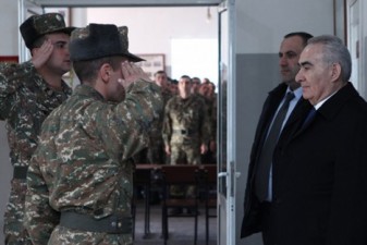 Գալուստ Սահակյանն այցելել է ԼՂՀ պաշտպանական բանակի տանկային զորամաս