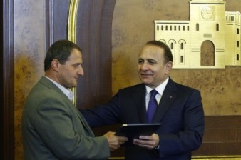 О.Абраамян наградил граждан Армении, участвовавших в ликвидации аварии на Чернобыльской АЭС
