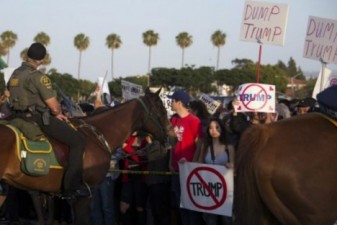 Сотни человек вышли на акцию протеста против Трампа в Калифорнии
