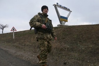 Власти Украины заявляют, что в Донбассе за сутки ранены два силовика