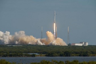 SpaceX успешно посадила нижнюю ступень ракеты на платформу в океане