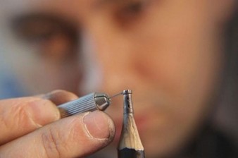 Босниец создает скульптуры на кончике карандаша