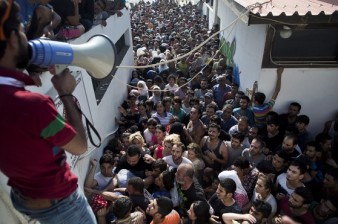 В Грецин начали эвакуацию мигрантов и беженцев из лагеря на границе с Македонией