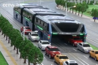 Портальный автобус TEB способен проезжать по дорогам над автомобилями
