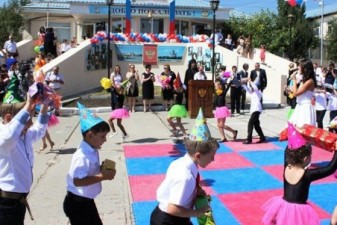 В российских школах на «последний звонок» в небо Армении выпустили голубей и шары