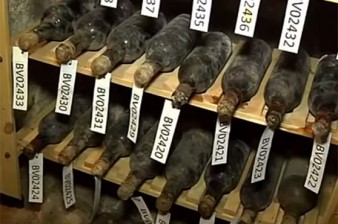 Дегустаторы попробовали найденное в тайнике 125-летнее вино