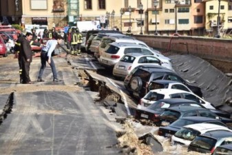 Во Флоренции oколо 20 автомобилей оказались в крупной яме