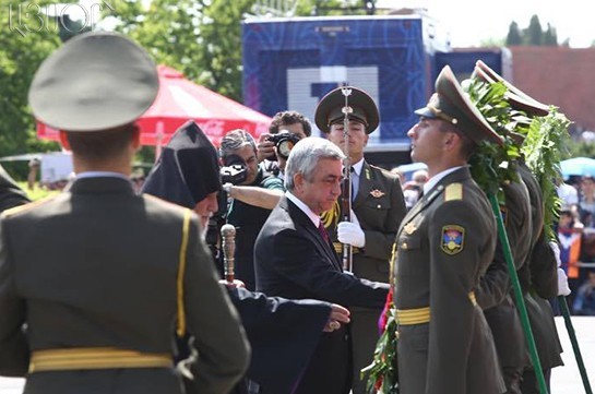 Президент Армении возложил венок к мемориальной стеле памяти героев Сардарапатской битвы
