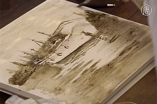 Филиппинские художники создают картины используя грязь (Видео)