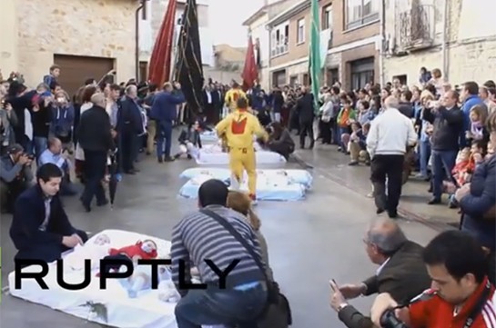 В Испании прошел фестиваль прыжков через младенцев (Видео)