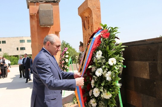 Բակո Սահակյանը ծաղկեպսակ դրել անհայտ կորած ազատամարտիկների հուշարձանին