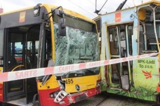 В Польше автобус столкнулся с трамваем
