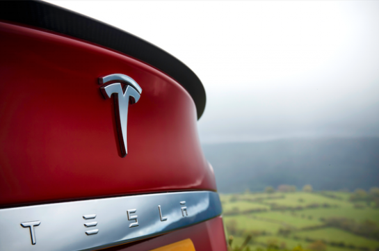 В США могут отозвать 25 тыс. машин Tesla из-за гибели водителя