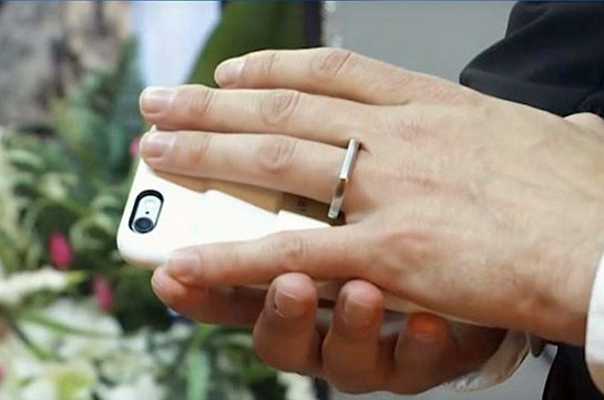 Լաս Վեգասում տեղի է ունեցել ամերիկացու և iPhone-ի ամուսնությունը